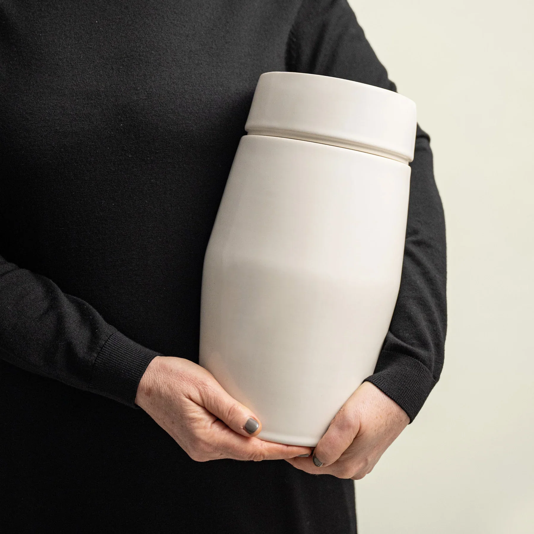 The Epoch Urn in White - Image 2